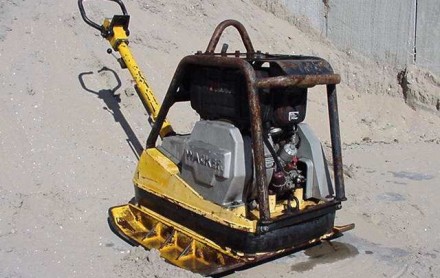 trilplaten trilplaat wacker verhuur materieel onbediend